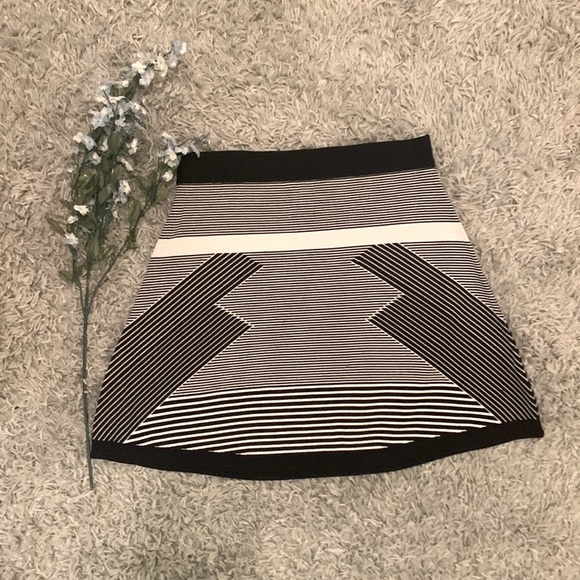 🌺 2 for $23 🌺 Olive & Oak Knit Mini Skirt-Black & White Geometrical Design - Picture 2 of 8